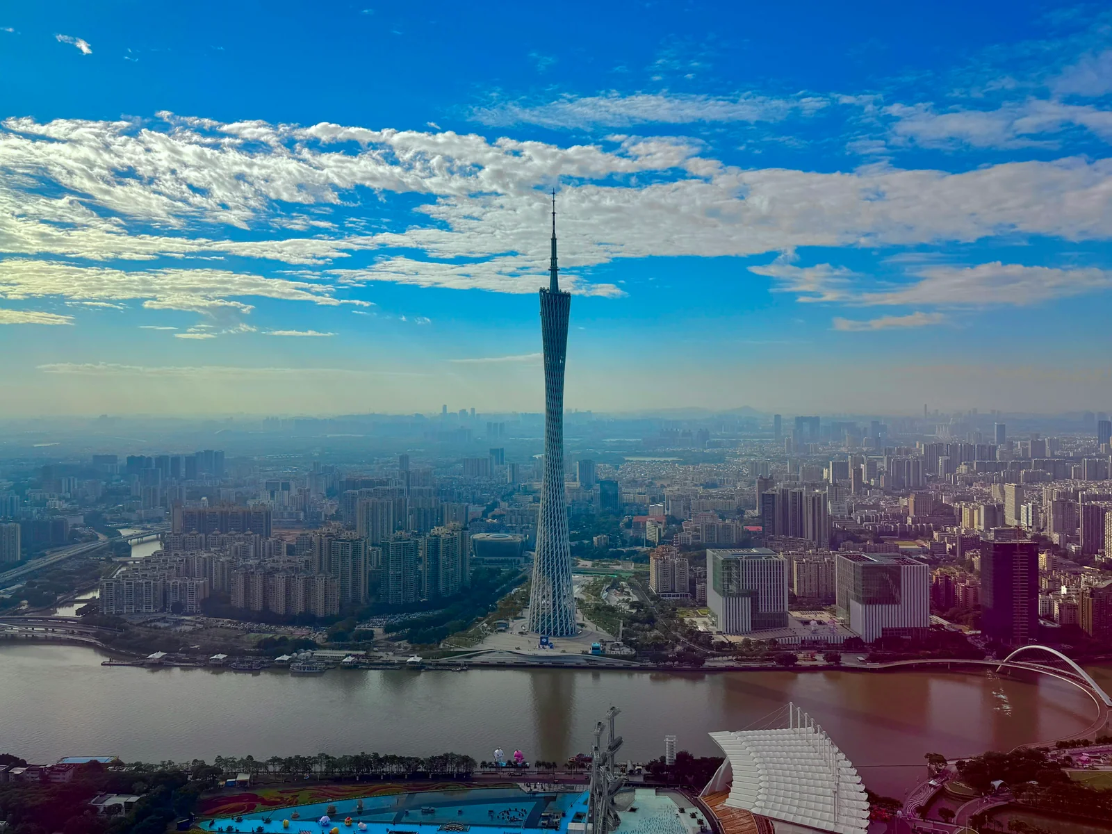 广州塔与珠江两岸城市天际线实景