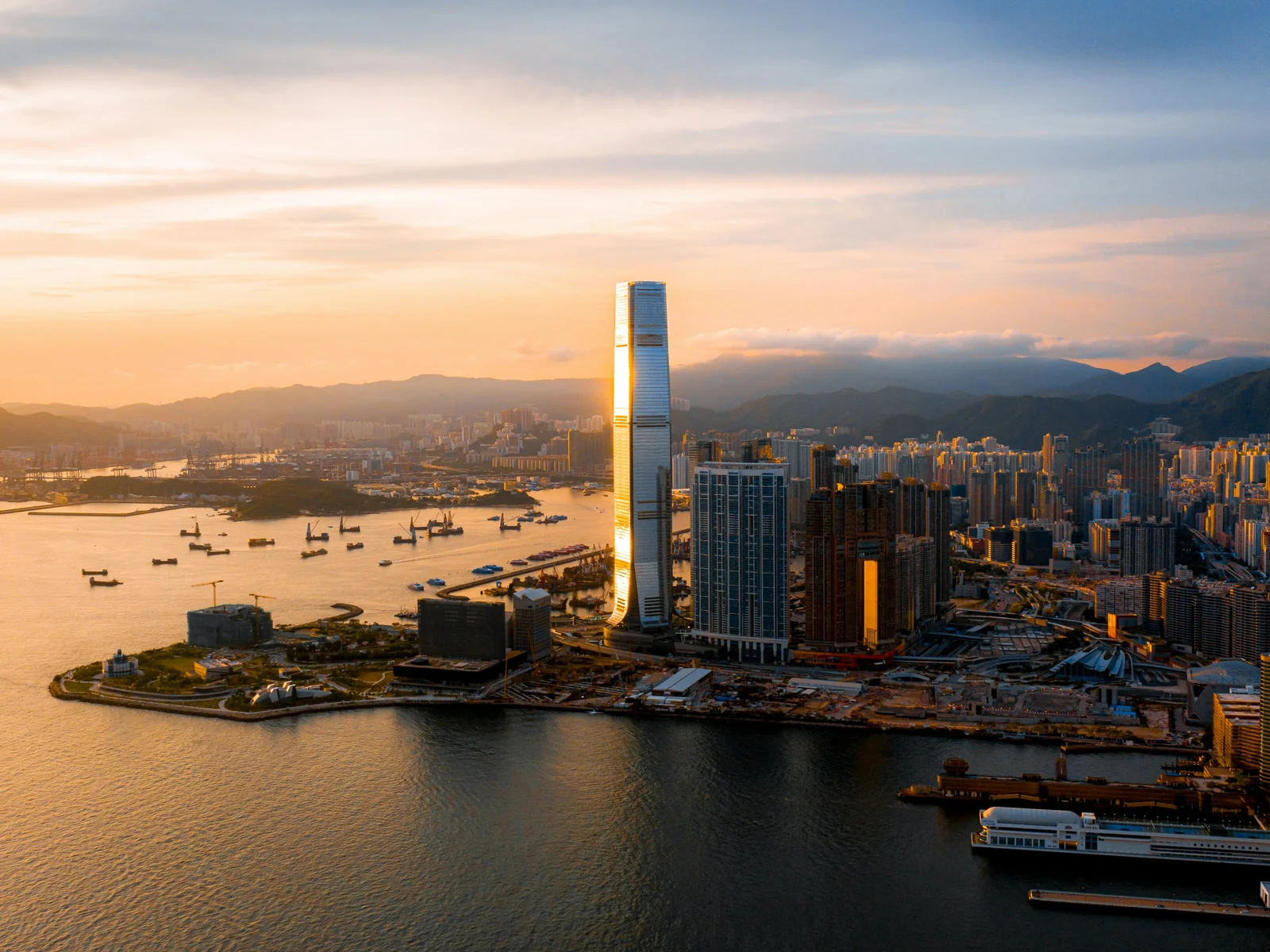 香港维多利亚港与环球贸易广场城市天际线实景